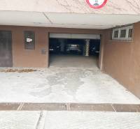 A pozsonyi Óvárosban, a Gajova utcában található garázsok bejárata, parkoló autókkal.