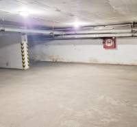 Garázshely a Grössling utcában, Pozsony - Óváros.