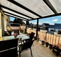 Terasz ülőhelyekkel és virágtartókkal a 4 szobás lakásban, pihenésre alkalmas.