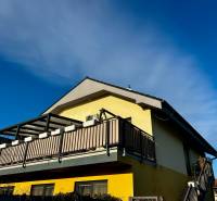 Családi ház nagy erkéllyel a Tymiánová utcában Pozsony - Vrakuňa városrészben.