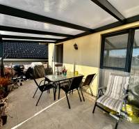 A 4 szobás lakás terasza ülőhellyel, tetővel és virágos zuggal.