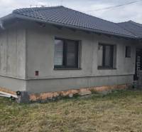 Vakolatlan falú családi ház Semerovóban zsindelytetővel füves telken.