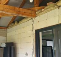 Családi ház Semerovóban, látható fa gerendás mennyezettel és ideiglenes elektromos vezetékkel.