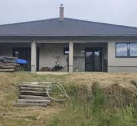 Családi ház Semerovóban vakolatlan terasszal és gondozott udvarral.