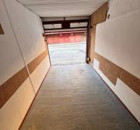 A Bebravska utcai garázs belseje Vrakunában, Pozsonyban, nyitott ajtókkal a behajtón.