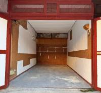 A Bebravska utcai garázscsarnok Pozsonyban - Vrakunán, belső befejezéssel.