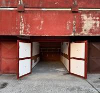 Garázsok nyitott fémkapukkal a Pozsony-Vrakuňa Bebravska utcáján.