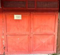 A garázs piros ajtaja a Bebravská utcában, Pozsony - Vrakuňa.