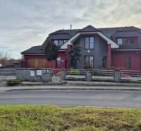 Családi ház a Krakovany-i Veterná utcában modern építészettel és kerttel.