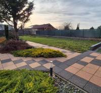 Kert a családi ház mellett a Veterná utcában, Krakovanyban, térkövezett és teraszos.