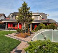 Családi ház Krakovanyban, a Veterná utcában, kerttel és üvegházzal.