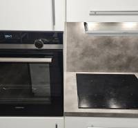 Konyhapult főzőlappal és sütővel a háromszobás lakásban.