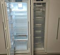 Hűtőszekrény és fagyasztó fa dekorációjú padlóval a háromszobás lakásban.