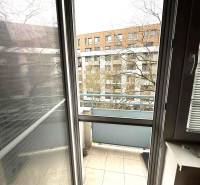 A 4 szobás lakás erkélye, kilátás a nyitott ajtókból a külső teraszra.