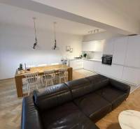 Konyha kanapéval és étkezőasztallal, fa dekorációjú padló, 4 szobás lakás.
