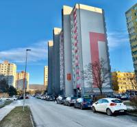 Drobného utca Pozsony-Dúbravkában, magasházas panelépületekkel és parkoló autókkal, 1 szobás lakás.