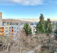 A Drobného utcai lakótelepek és fák panorámája látható Pozsony-Dúbravkán.