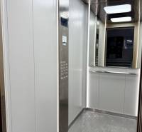 Lift belső tér rozsdamentes acél panellel és tükörrel egy egyszobás lakásban.