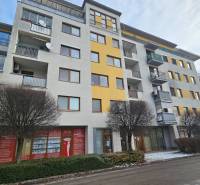 Épület üzlethelyiségekkel a Sárospataki utcán, téli hangulattal.