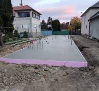 Építkezési terület Topoľčiankyban, a Litoměřická utcában, a leendő 2 szobás lakás alaplemeze.