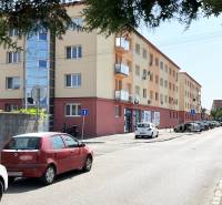 Üzlethelyiségekkel és parkolóval rendelkező épület a Pozsony-Ružinovban található Kašmírska utcában.