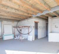 Építés alatt álló épület fa mennyezettel és építőanyagokkal a belső térben.