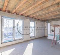 Épület Nagy Leváron nagy ablakokkal és fa mennyezettel, belső tér előkészítése.