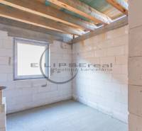 Az épület belső tere fehér téglákkal és Nagylévárd stílusú ablakkal.