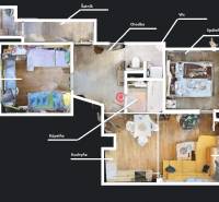 3 szobás lakás loggiával, gardróbbal és fa dekoros padlóval.