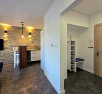 pohľad do kuchyne a chodby