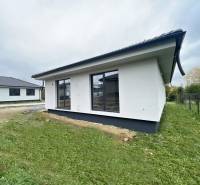 Családi ház Eperjesen kerttel és nagy ablakokkal, tágas és világos belső terekkel.