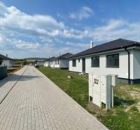 Családi ház Sóly községben, környezetével együtt, amely szilárd burkolatú utat és tágas telkeket kínál.