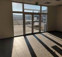 Tágas belső tér nagy ablakokkal és csempével a raktárakban és csarnokokban.