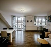 Nappali étkezőasztallal, fa mintázatú padló, 3 szobás lakás.