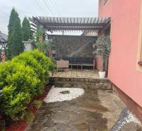 Családi ház az Ezüst utcában, Kassán, Barca városrészben, rendezett terasszal és zöldterülettel.