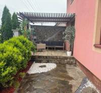 Családi ház a Kassán, Barcán található Ezüst utcában terasszal.