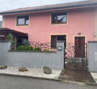 Családi ház a Kassa-Barca Ezüst utcában, gyönyörűen gondozott kerttel.