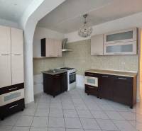 3 szobás lakás konyhája csempézett padlóval és konyhabútorral.
