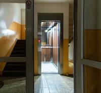 2 szobás lakás bejárati része lifttel és lépcsőházzal Nyitrán.