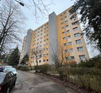 Lakóház a Chabenecká utcában Besztercebányán parkolóval és fákkal.