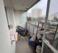 Üvegezett lodžia kilátással a környékre egy négy szobás lakásban Besztercebányán, a Chabenecká utcában.