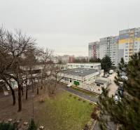 Kilátás a pozsonyi Lúky lakótelepre, amelyet zöldterületek és panelházak vesznek körül.