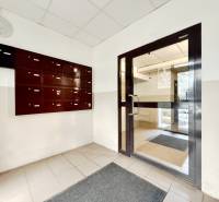 Egy lakóház előcsarnoka Pozsonyban - Lúky, postaládákkal.