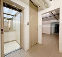 Lift és lépcsőház a pozsonyi Lúky városrészben található 4 szobás lakás alagsorában.