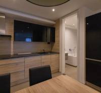 Konyha egy kétszobás lakásban fa dekor padlóval és beépített televízióval.