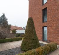 Téglaház a Bárdošova utcában, Pozsonyban - Kramároch, kerttel és kövezett járdával.