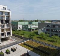 Kilátás a lakóépületekre és a zöldterületre a pozsonyi-Rača Eduarda Wenzl utcában, jobbra garázsok.