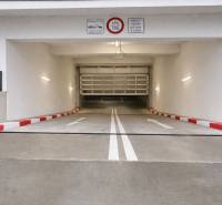 Bejárat a garázsokhoz az Eduarda Wenzla utcában Pozsony - Récsén, magasságjelzéssel és LPG/CNG tilalommal.