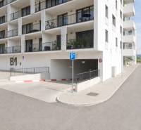 Lakóépület parkolóbejárattal Pozsony-Rača városrészében, az Eduarda Wenzla utcában.