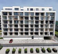 Modern lakóház parkolóhelyekkel és zöldterülettel az Eduarda Wenzla utcában, Pozsony - Récse.